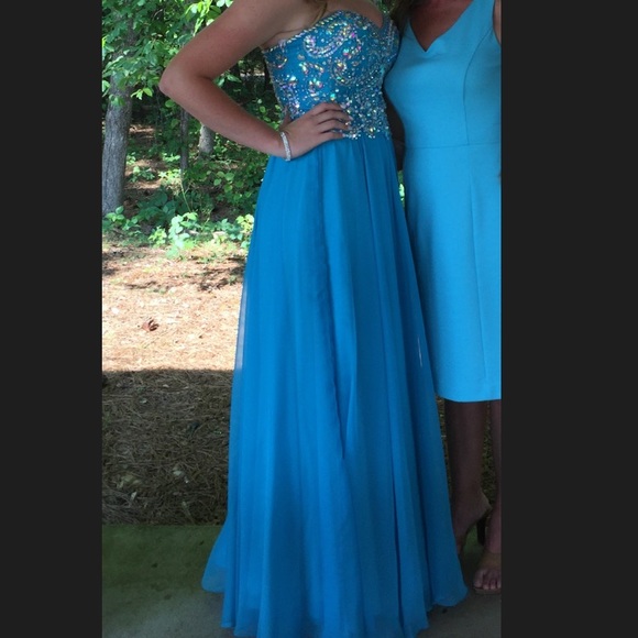 BUNDLE SALE : PROM DRESS, HEELS, JEWELERY!! - Picture 4 of 6